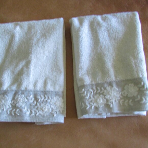 NWOT Tea Towels with Embroidered Accent Set of Two - Picture 1 of 5